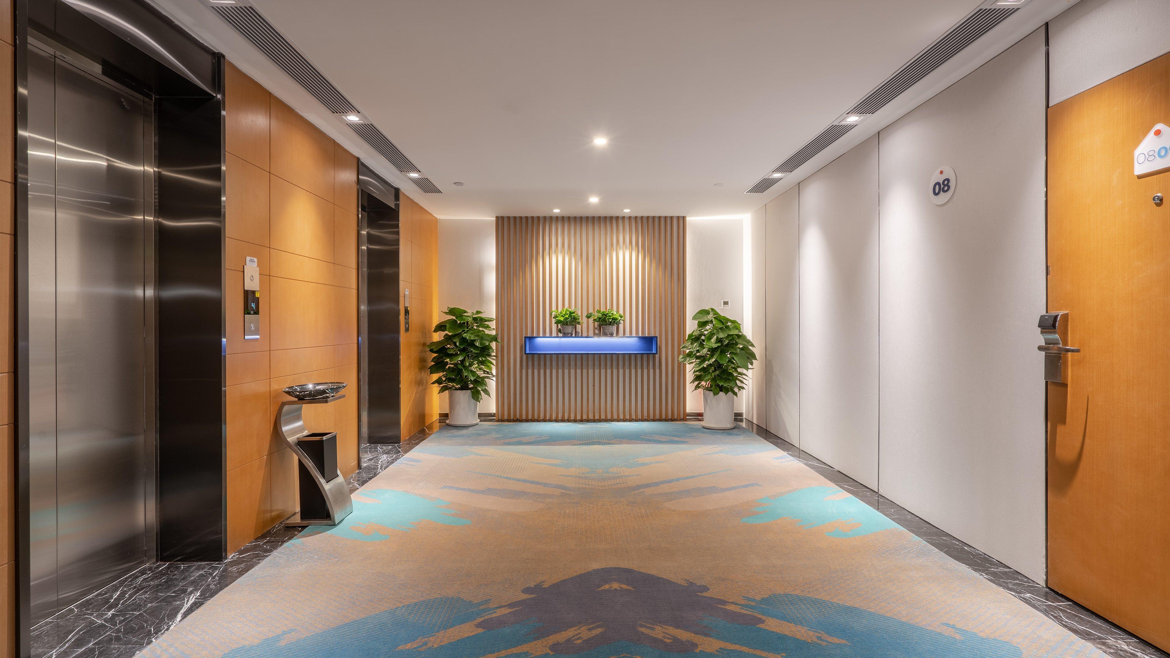 Hotel Express Center By Ihg 4*
